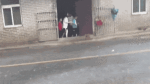 Video: Bồn nước từ trên trời rơi xuống, suýt trúng cậu bé