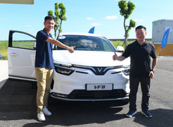 Khách Việt đặt mua VF 8 phấn khích với chuyến tham quan nhà máy VinFast