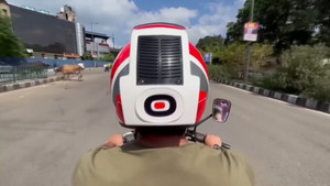 Video: Mũ bảo hiểm lọc 80% chất ô nhiễm trong không khí 