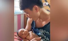 Em bé hoang mang tột độ khi nghe bố hát 