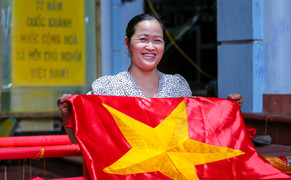 Ảnh: Gia đình ba thế hệ hơn 70 năm 'giữ hồn' cho lá cờ Tổ quốc