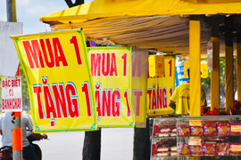 TP.HCM: Khuyến mãi lập lờ, nhiều cửa hàng bán bánh trung thu bị khách ‘quay xe’