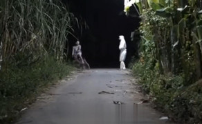 Liên tục gặp ma, anh chàng đi xe đạp ngã dúi ngã dụi