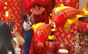 Đường phố Hà Nội rực rỡ sắc màu Trung thu, khách mạnh tay chi tiền ‘sống ảo’