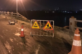 Xe tải húc bay lan can cầu Thanh Trì, lao xuống sông Hồng