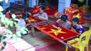Video: Làng may cờ Tổ quốc lớn nhất Hà Nội tất bật trước ngày Quốc khánh