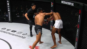 Video: Võ sĩ gục ngã trước loạt đòn cực hiểm của đối thủ người Malaysia