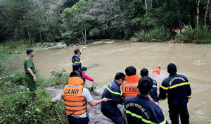 Giải cứu 10 người mắc kẹt trong rừng ở Lâm Đồng