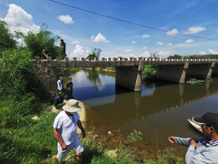 Ngã xe đạp trên cầu, cháu bé 10 tuổi rơi xuống sông thiệt mạng thương tâm