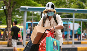 Ảnh: Người dân lỉnh kỉnh đồ đạc rời Thủ đô nghỉ lễ 2/9