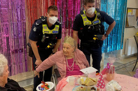 Cụ bà ước ‘bị bắt’ được cảnh sát ập đến 'còng tay' đúng hôm sinh nhật 100 tuổi