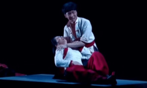 MC, diễn viên Diệp Tuyền bị dao đâm thủng mặt khi đang biểu diễn