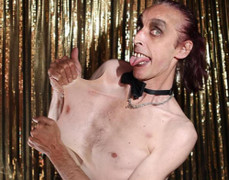 Người đàn ông có ‘làn da cao su’ kéo giãn tùy thích, 20 năm qua chưa có đối thủ