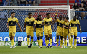 Pau FC hòa đội đầu bảng, HLV khen nức nở cầu thủ tranh vị trí với Quang Hải