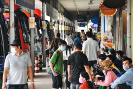 TP.HCM: Bến xe Miền Đông ngột ngạt, hành khách vất vả mua vé về quê nghỉ lễ