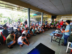 Hàng chục người đánh bạc trong quán cà phê