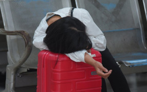 TP.HCM: Hành khách vạ vật, ngủ gục ở bến hàng tiếng đồng hồ chờ xe về quê 