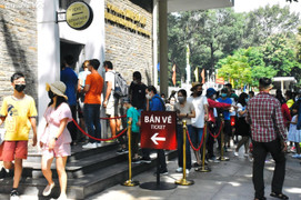 TP.HCM: Người dân 'chen chân' vui chơi trong ngày đầu nghỉ lễ