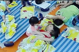 ‘Tan chảy’ với hành động của bé gái không ngủ trong giờ trưa ở nhà giữ trẻ