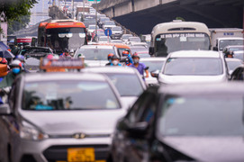 Đường phố Hà Nội ùn tắc, dân đứng chôn chân trong cơn mưa lớn ngày đầu nghỉ lễ