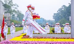 Ảnh: Trang nghiêm nghi lễ thượng cờ ngày Quốc khánh ở quảng trường Ba Đình