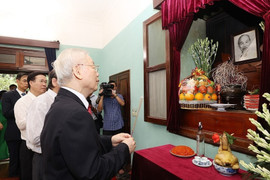 Tổng Bí thư dâng hương tưởng niệm Chủ tịch Hồ Chí Minh tại Nhà 67