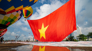 Video: Cận cảnh khinh khí cầu kéo đại kỳ rộng 1.800m2 ở TP.HCM