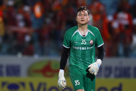 Đặng Văn Lâm trở lại ấn tượng, Bình Định đè bẹp Hà Nội FC