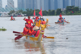 Người dân TP.HCM náo nức xem đua thuyền mừng Quốc khánh 2/9