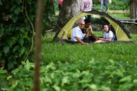 TP.HCM: Thảo Cầm Viên thành điểm cắm trại đông vui dịp nghỉ lễ