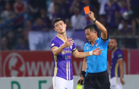 Video: Duy Mạnh chơi xấu, đánh cùi chỏ trúng mặt Jermie Lynch