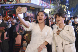 TP.HCM: Phố đi bộ Nguyễn Huệ đông nghịt người trong đêm mừng Quốc khánh