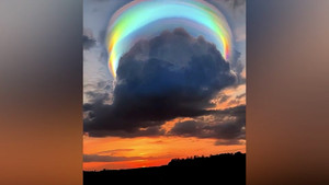 Video: Kỳ lạ đám mây 'khăn cầu vồng' trên bầu trời Trung Quốc