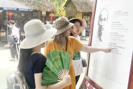 Nghỉ lễ Quốc khánh 2/9, cả nghìn du khách về thăm quê Bác