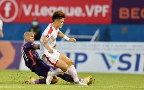 Video: Tô Văn Vũ tái hiện siêu phẩm của Ronaldo, Bình Dương đánh bại Viettel