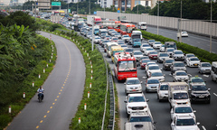 Bốn ô tô tông liên hoàn, cao tốc Pháp Vân - Cầu Giẽ ùn tắc gần 10 km
