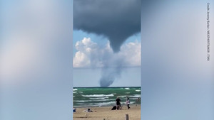 Video: Cột nước khổng lồ xuất hiện trên mặt hồ ở Canada