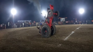 Video: Xem người đàn ông Ấn Độ 'bốc đầu' máy kéo rồi xoay vòng tròn