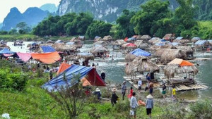 Thuyền bè cắm trại phủ kín mặt sông Bôi ở Hòa Bình
