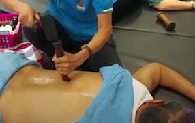Video: Kỳ lạ dùng búa, cây gỗ đập lên người để massage ở Thái Lan 