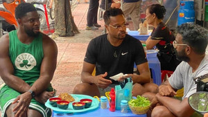 Huyền thoại của Manchester United ăn chả rươi, uống trà đá vỉa hè ở Hà Nội