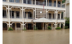 Một trường học ở Sơn La ngập trong biển nước sau mưa lớn