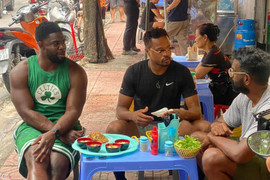 Patrice Evra ăn ở quán vỉa hè Hà Nội