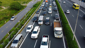 Video: Người dân về Hà Nội sau nghỉ lễ, cao tốc Pháp Vân - Cầu Giẽ ùn tắc 4 km