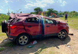 Xe ô tô mất lái lao từ chân cầu xuống đường, 2 mẹ con bị thương