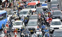 Nhiều tuyến đường ở TP.HCM kẹt xe sau nghỉ lễ, dòng người nhích từng mét