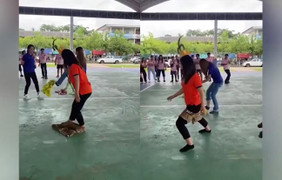 Màn thi mặc quần không dùng tay khó hơn lên trời