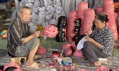 Nghệ nhân làm mặt nạ giấy bồi hơn 40 năm 'giữ hồn' Trung thu xưa