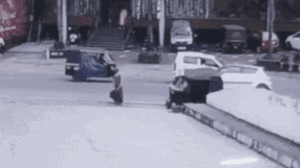 Video: Vô tình rơi vào giữa vụ tai nạn, người phụ nữ Ấn Độ thoát chết thần kỳ 