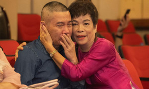 Xúc động hình ảnh NSND Công Lý khóc khi gặp lại đồng nghiệp ngày giỗ Tổ nghề